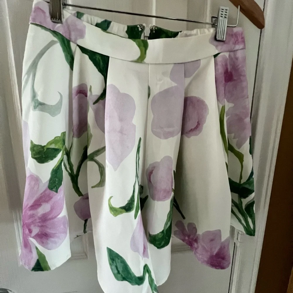 Dress Code Chic Floral White and Purple Women's Shorts, size S